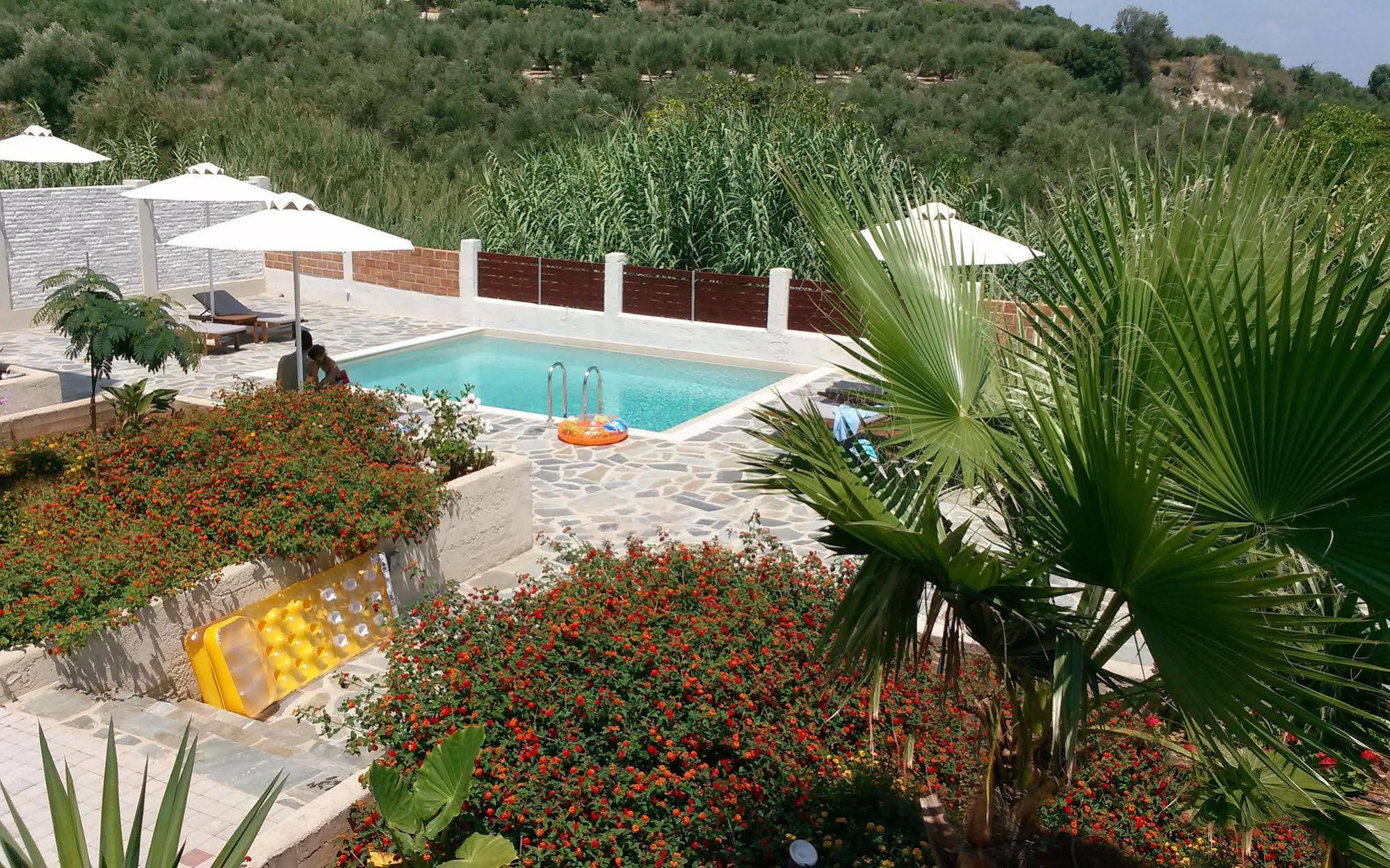 Cyan Icons Villas Tsivaras Bagian luar foto